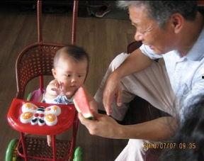 吃瓜爷爷和外婆,吃瓜爷爷与外婆的温馨日常