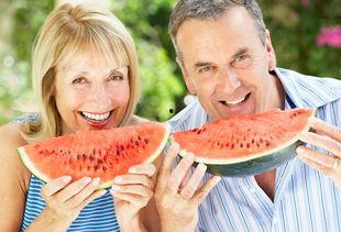 春节老人吃瓜,揭秘老人吃瓜的寓意与传承