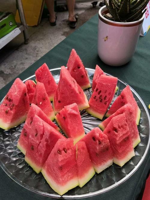 重庆 吃瓜 口罩,防疫与生活趣味并存