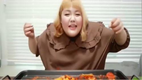 胖妞吃瓜萌图,萌图走红网络